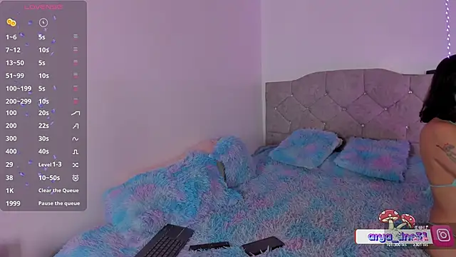 Snapshot of arysUwU chatting on November 7, 1:32 am arysUwU online show from November 7, 1:32 am