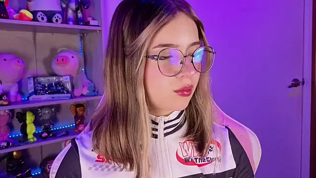 EmilyMiller  online show from April 16, 3:13 pm