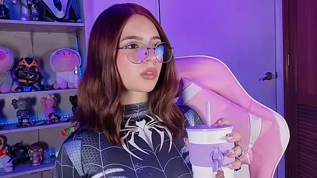 EmilyMiller  online show from November 1, 9:19 pm