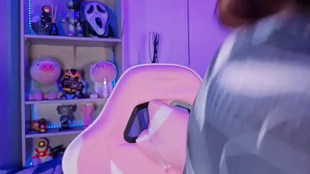 EmilyMiller  online show from November 8, 8:45 pm