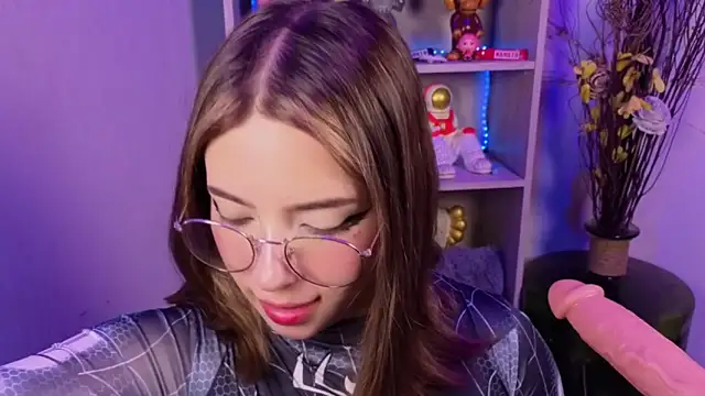 EmilyMiller  online show from March 10, 4:22 pm