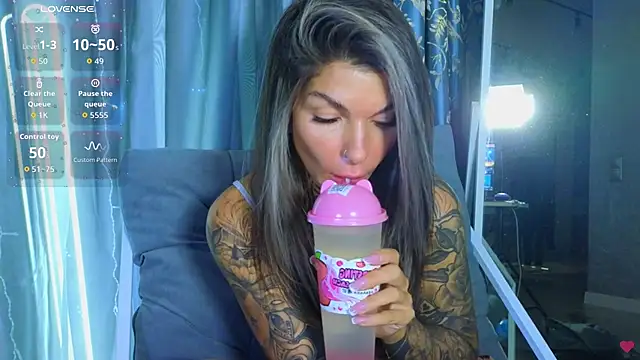 Snapshot of tattooedBabyy chatting on November 21, 9:19 am tattooedBabyy online show from November 21, 9:19 am