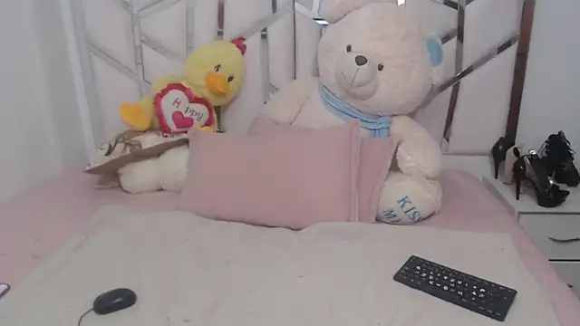 Snapshot of celestesouzalatin chatting on December 18, 2:16 am celestesouzalatin online show from December 18, 2:16 am