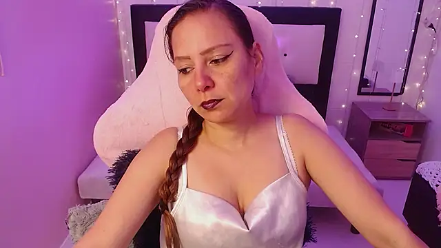 Snapshot of camila_delarosa chatting on June 6, 12:32 pm camila delarosa online show from June 6, 12:32 pm