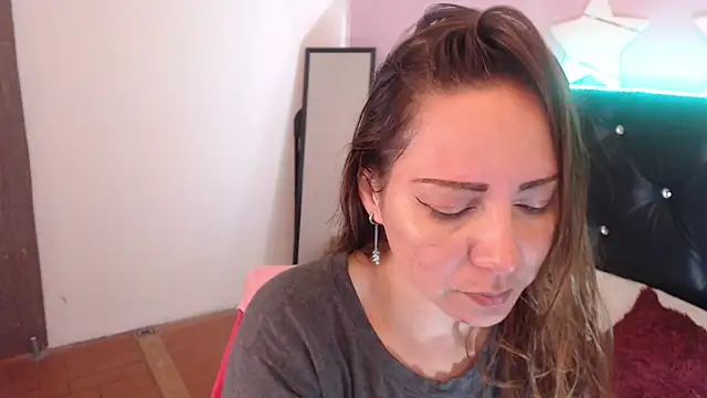 Snapshot of camila_delarosa chatting on October 18, 12:29 pm camila delarosa online show from October 18, 12:29 pm
