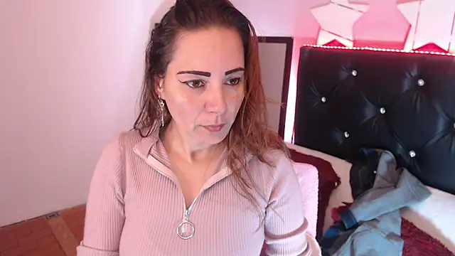 camila delarosa online show from November 4, 6:11 pm