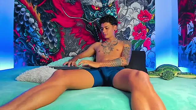 Snapshot of Maxi_Gray chatting on October 24, 8:35 am Maxi Gray online show from October 24, 8:35 am