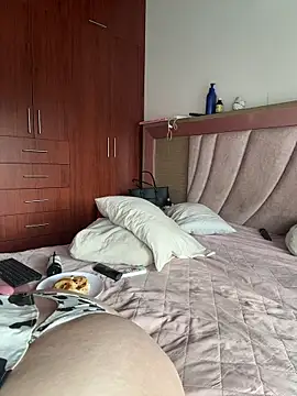 Venus queenn online show from December 3, 3:11 pm