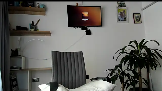 Snapshot of manucute_23_ chatting on February 17, 3:31 pm manucute 23 online show from February 17, 3:31 pm