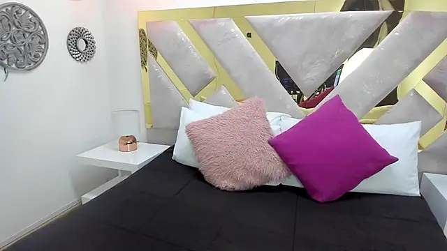 Snapshot of Oriana_Guzman chatting on February 19, 2:33 pm Oriana Guzman online show from February 19, 2:33 pm