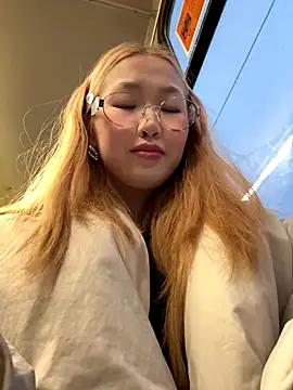 Snapshot of Aiko_Yumi chatting on December 16, 1:04 pm Aiko Yumi online show from December 16, 1:04 pm