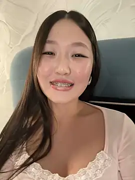 Snapshot of Aiko_Yumi chatting on March 20, 5:25 pm Aiko Yumi online show from March 20, 5:25 pm