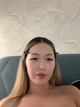 Snapshot of Aiko_Yumi chatting on November 5, 11:19 pm Aiko Yumi online show from November 5, 11:19 pm