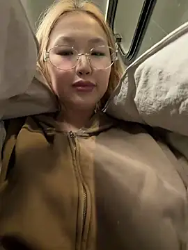 Snapshot of Aiko_Yumi chatting on February 12, 5:45 pm Aiko Yumi online show from February 12, 5:45 pm