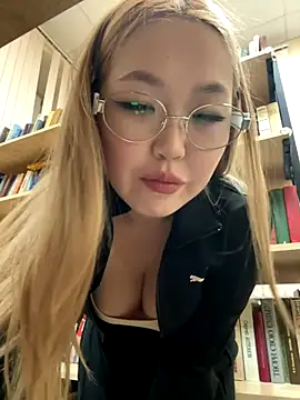 Snapshot of Aiko_Yumi chatting on December 18, 4:44 pm Aiko Yumi online show from December 18, 4:44 pm