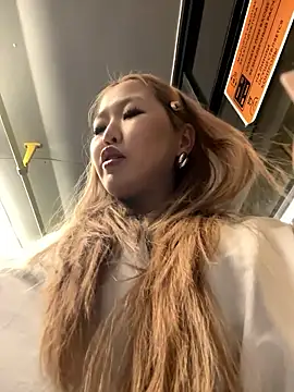 Snapshot of Aiko_Yumi chatting on January 10, 4:57 pm Aiko Yumi online show from January 10, 4:57 pm