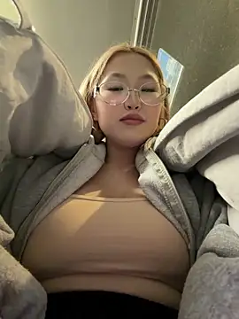 Snapshot of Aiko_Yumi chatting on February 4, 5:41 pm Aiko Yumi online show from February 4, 5:41 pm