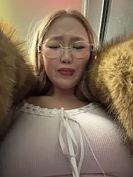 Snapshot of Aiko_Yumi chatting on February 20, 5:04 pm Aiko Yumi online show from February 20, 5:04 pm