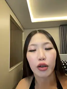 Snapshot of Aiko_Yumi chatting on January 2, 9:50 pm Aiko Yumi online show from January 2, 9:50 pm