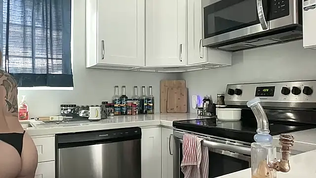 NatalieKneals online show from February 23, 6:30 pm