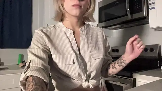 NatalieKneals online show from January 11, 2:18 am