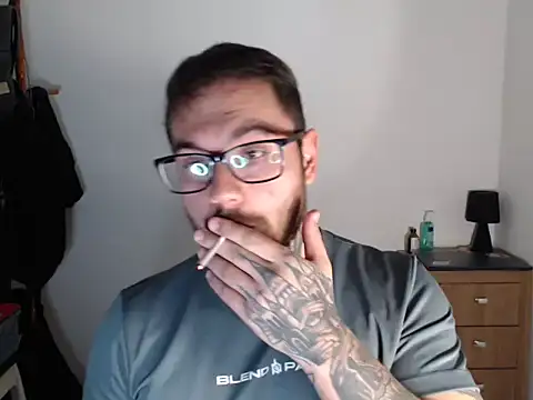 Snapshot of clark_r chatting on March 4, 1:02 am clark r online show from March 4, 1:02 am