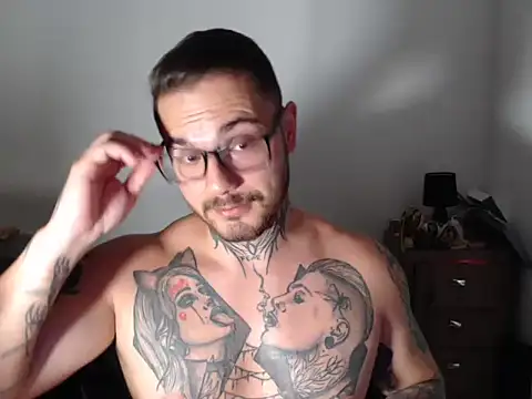 Snapshot of clark_r chatting on February 6, 12:28 am clark r online show from February 6, 12:28 am