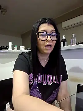 Snapshot of Milf_Abigail chatting on October 3, 1:42 am Milf Abigail online show from October 3, 1:42 am