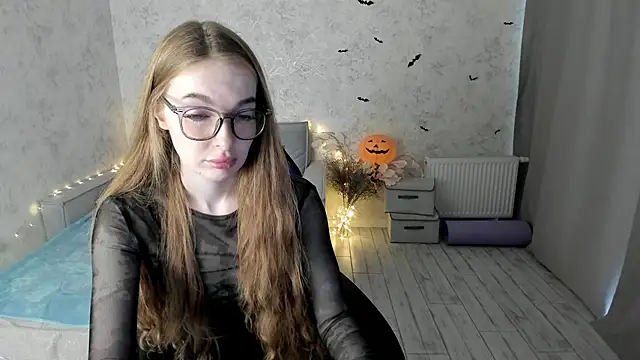 Snapshot of LissaCain chatting on October 8, 7:32 am LissaCain online show from October 8, 7:32 am