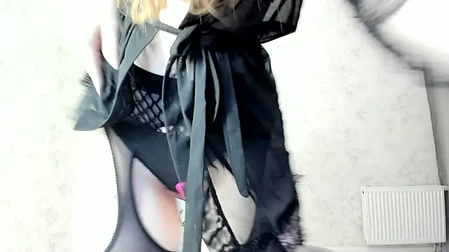 Snapshot of LissaCain chatting on February 27, 2:25 am LissaCain online show from February 27, 2:25 am