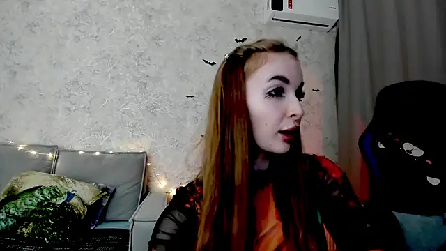 Snapshot of LissaCain chatting on October 31, 6:04 pm LissaCain online show from October 31, 6:04 pm