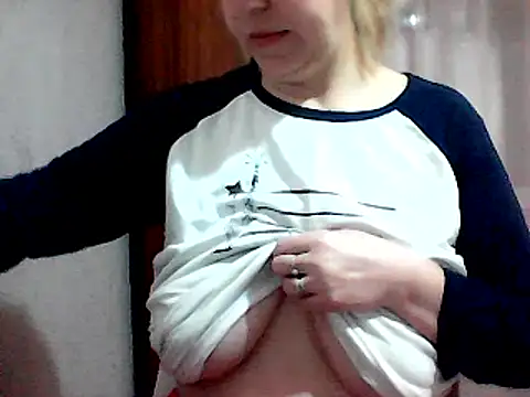 Snapshot of AnaXBerry chatting on February 6, 6:02 pm AnaXBerry online show from February 6, 6:02 pm