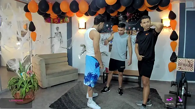 Snapshot of badguyss_bisex chatting on November 5, 11:35 am badguyss bisex online show from November 5, 11:35 am