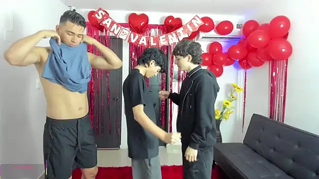 Snapshot of badguyss_bisex chatting on February 13, 11:32 am badguyss bisex online show from February 13, 11:32 am