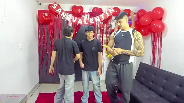 Snapshot of badguyss_bisex chatting on February 11, 11:32 am badguyss bisex online show from February 11, 11:32 am