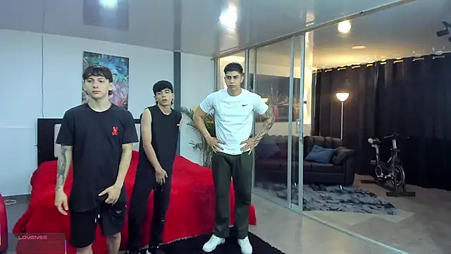 Snapshot of badguyss_bisex chatting on February 24, 11:33 am badguyss bisex online show from February 24, 11:33 am