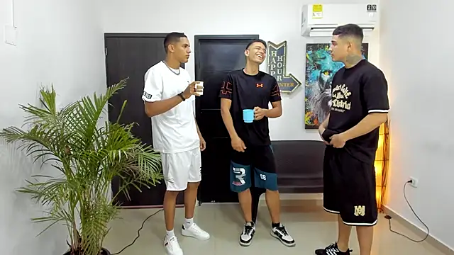 Snapshot of badguyss_bisex chatting on November 25, 11:32 am badguyss bisex online show from November 25, 11:32 am