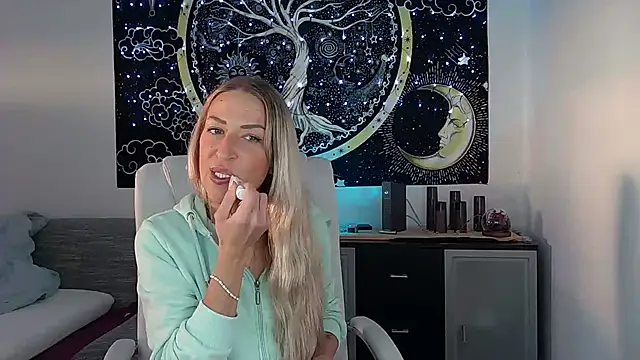 Snapshot of SexxyLiviaa chatting on September 29, 4:01 pm SexxyLiviaa online show from September 29, 4:01 pm