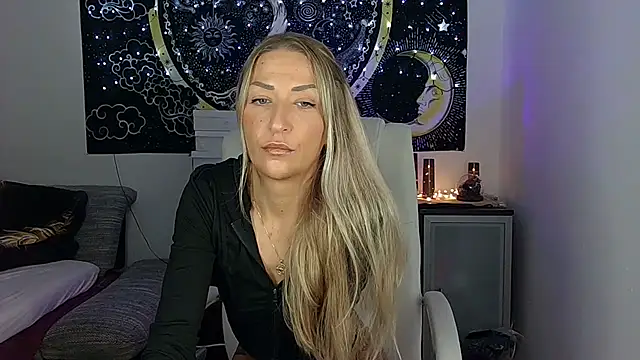 Snapshot of SexxyLiviaa chatting on October 18, 3:30 am SexxyLiviaa online show from October 18, 3:30 am