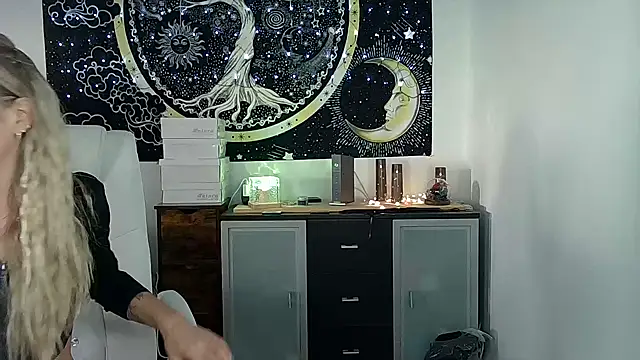 Snapshot of SexxyLiviaa chatting on October 17, 2:30 pm SexxyLiviaa online show from October 17, 2:30 pm