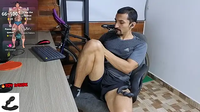 Snapshot of Marck_Muscle chatting on October 10, 2:01 am Marck Muscle online show from October 10, 2:01 am