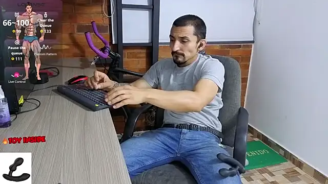 Snapshot of Marck_Muscle chatting on October 3, 3:20 am Marck Muscle online show from October 3, 3:20 am