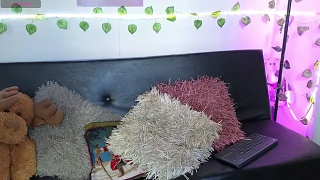 Snapshot of alondra_darling chatting on December 15, 4:13 pm alondra darling online show from December 15, 4:13 pm