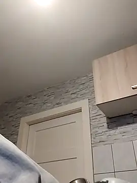 Isabella Geney online show from December 17, 2:44 pm