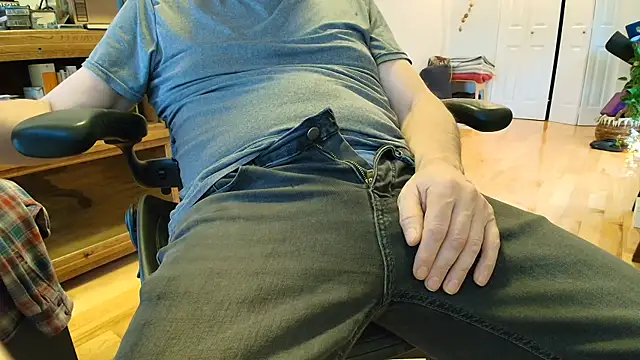 Snapshot of massive_cum chatting on March 6, 9:09 pm massive cum online show from March 6, 9:09 pm