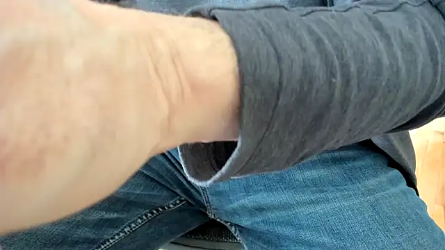 Snapshot of massive_cum chatting on February 10, 7:17 pm massive cum online show from February 10, 7:17 pm