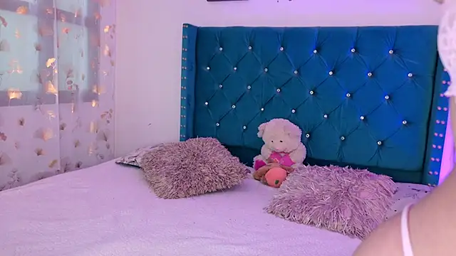 Lilly Peach22 online show from June 12, 3:59 am