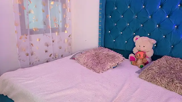 Lilly Peach22 online show from February 26, 3:39 am