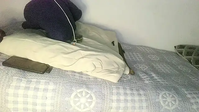 Snapshot of UncutToyBoy23cm chatting on September 28, 9:38 am UncutToyBoy23cm online show from September 28, 9:38 am