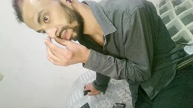 Snapshot of UncutToyBoy23cm chatting on October 15, 8:00 am UncutToyBoy23cm online show from October 15, 8:00 am